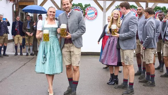 Superstar Harry Kane freute sich mit seiner Frau Kate auf ihre zweite Wies‘n. Kate trug ein flottes türkises Dirndl.