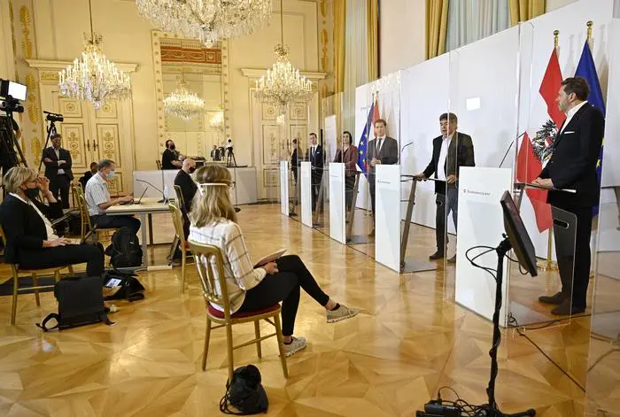 Kanzler Kurz, Vizekanzler Kogler, die Minister Köstinger und Blümel sowie WKO-Chef Harald Mahrer präsentierten das Entlastungspaket