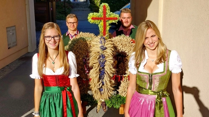 Die prachtvolle Erntekrone kam diesmal aus der Gemeinde Naas und wurde von der Jugend in die Kirche getragen.