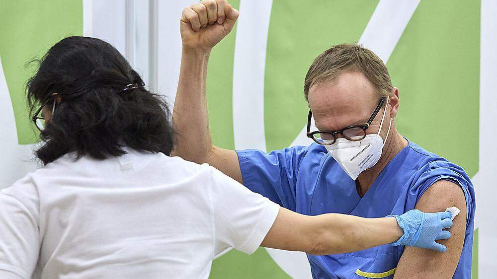 So bejubelte Christoph Wenisch, Leiter der Infektionsabteilung in der Wiener Klinik Favoriten, seine Impfung