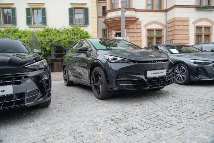 Örtliche Händler stellten ihre neuesten Fahrzeugmodelle vor.
