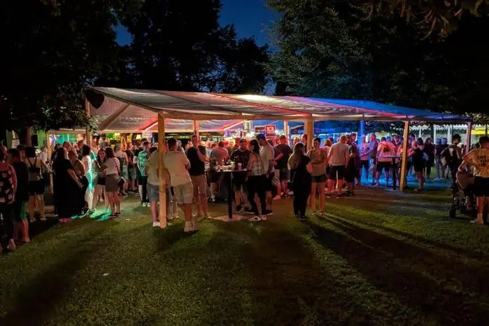 Am Abend sorgte die Liveband „Die Eiersparer“ für volle Bänke und ausgelassene Stimmung. 