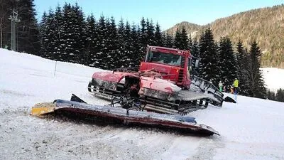 Die beschädigte Pistenraupe