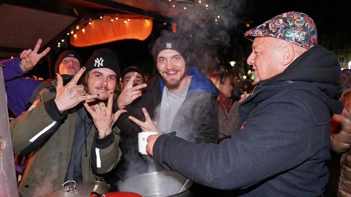 Ronny Zarre bei seinem Stand mit gut gelaunten Gästen