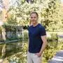 Schauspieler Julian Weigend steht vor einem Teich im Grazer Stadtpark.