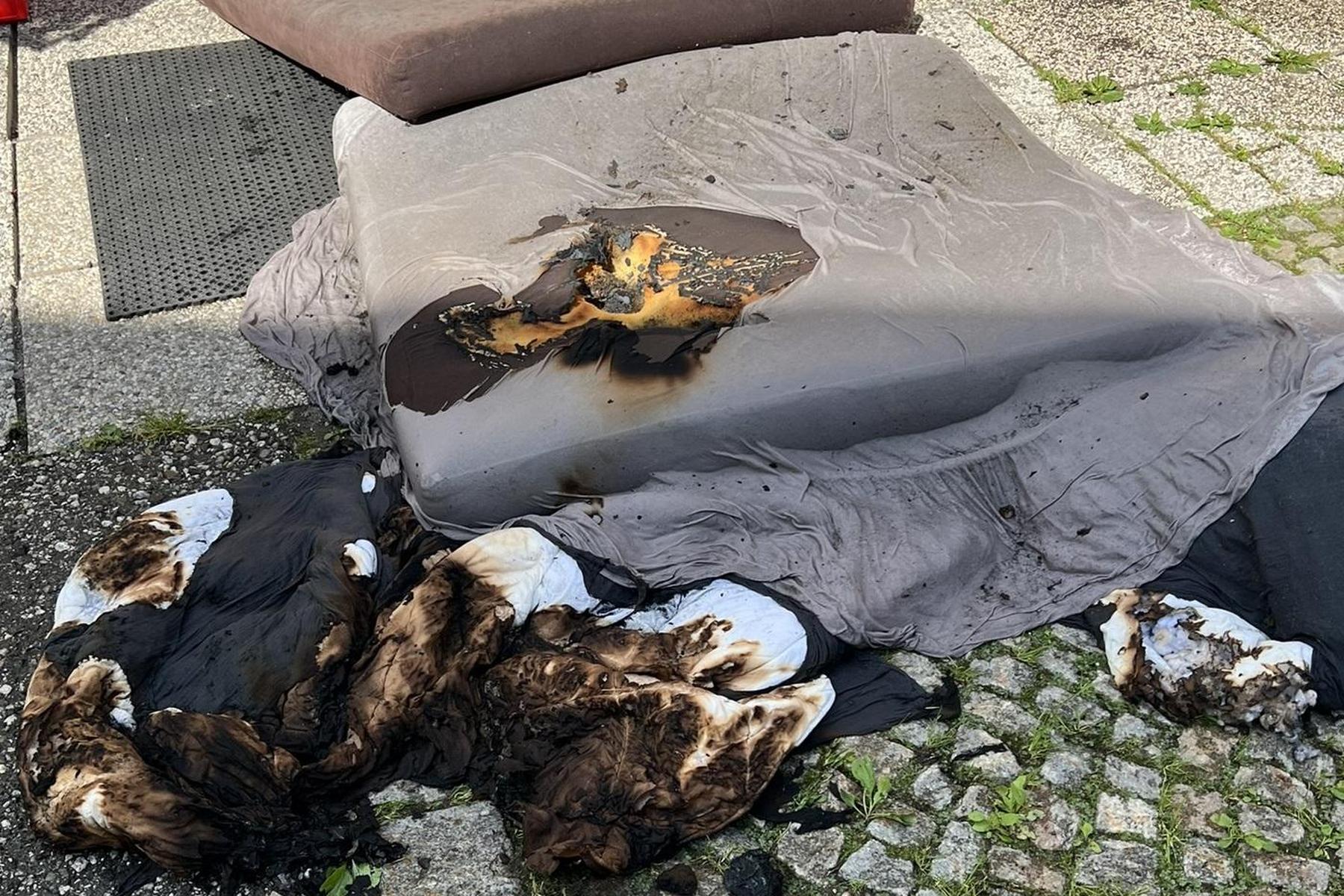 Rauch stieg auf: Matratze fing Feuer: Löscheinsatz in Kärntner Gasthof