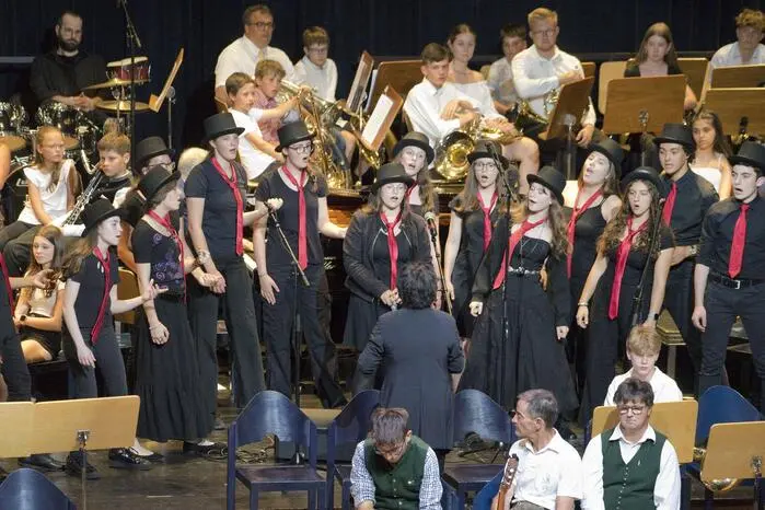 Den Auftakt gestaltete ein Brassensemble mit der „20th Century Fox Fanfare“, die vom Balkon aus dargeboten wurde. Die Programmgestaltung ermöglichte einen nahtlosen Ablauf: Alle Formationen waren gleichzeitig auf der Bühne präsent, sodass keine Umbaupausen nötig waren.