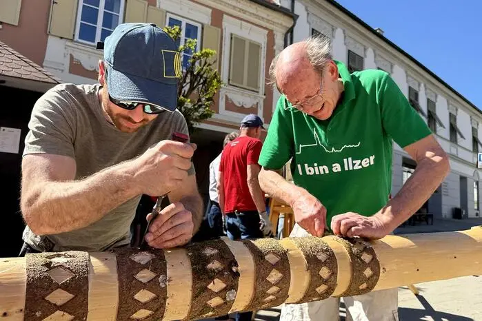 Das gemeinsame Schnitzen des Maibaumes und das „Volksfest“ umrahmte die Jugendblaskapelle musikalisch mit einigen Stücken. 