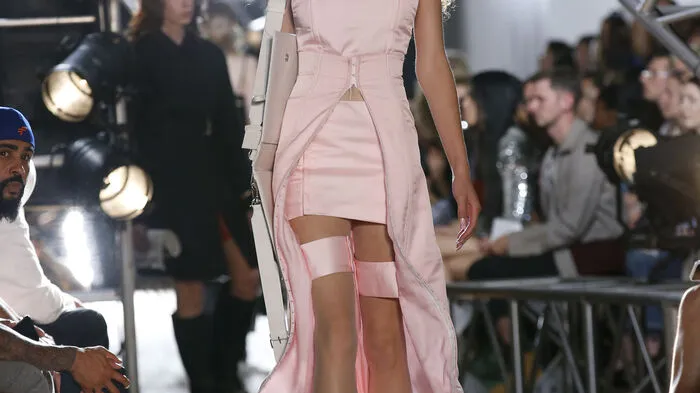 Tragbare Mode zum Wohlfühlen war wohl eher nicht das Motto bei den Kollektion, mit der Designer Shayne Oliver  für Helmut Lang debütierte. Aber darum geht es bei der Fashion Week in New York ja auch nicht.