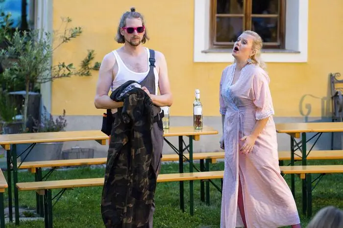 Dieser sollte als Liebestrank dafür sorgen, dass die Gutsherrin Adina sich in den Bauernburschen Nemorino verliebt. 