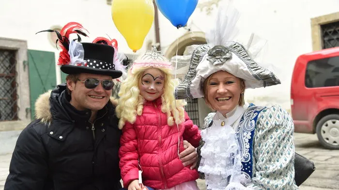 Auch Promis genossen den Faschingszug der Kleine Zeitung. Speedqueen Renate Götschl brachte mit Partner Hannes Kargl und Tocher Lara-Sophie sogar Verstärkung mit.
