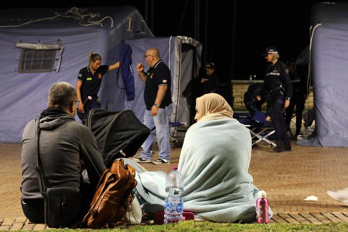 Banges Warten: Für verängstigte Menschen, die ihre Wohnungen verlassen mussten, wurden Zeltstädte aufgestellt