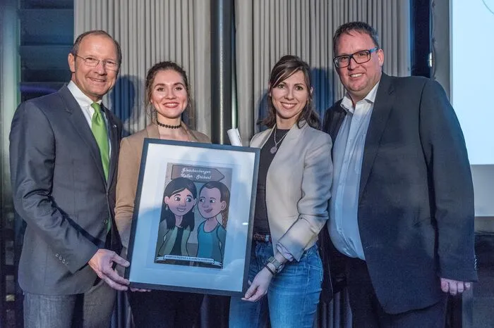Elisabeth Parmetler und Roswitha Fauster - Sieger in der Kategorie Newcomer - mit Urs Harnik von Sponsor Energie Steiermark und Kleine Zeitung-Redakteur Thomas Plauder