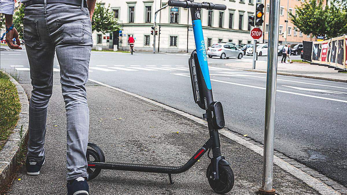 E-Scooter dürfen nur auf über 2,5 Meter breiten Gehsteigen abgestellt werden 