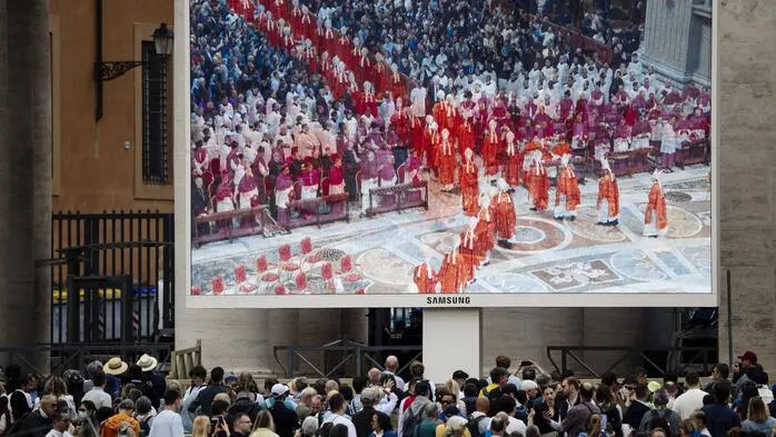 Am Vormittag vor dem Beginn des Konklaves gab es einen Gottesdienst. Dieser wurde auf einer riesigen Leinwand am Petersplatz übertragen