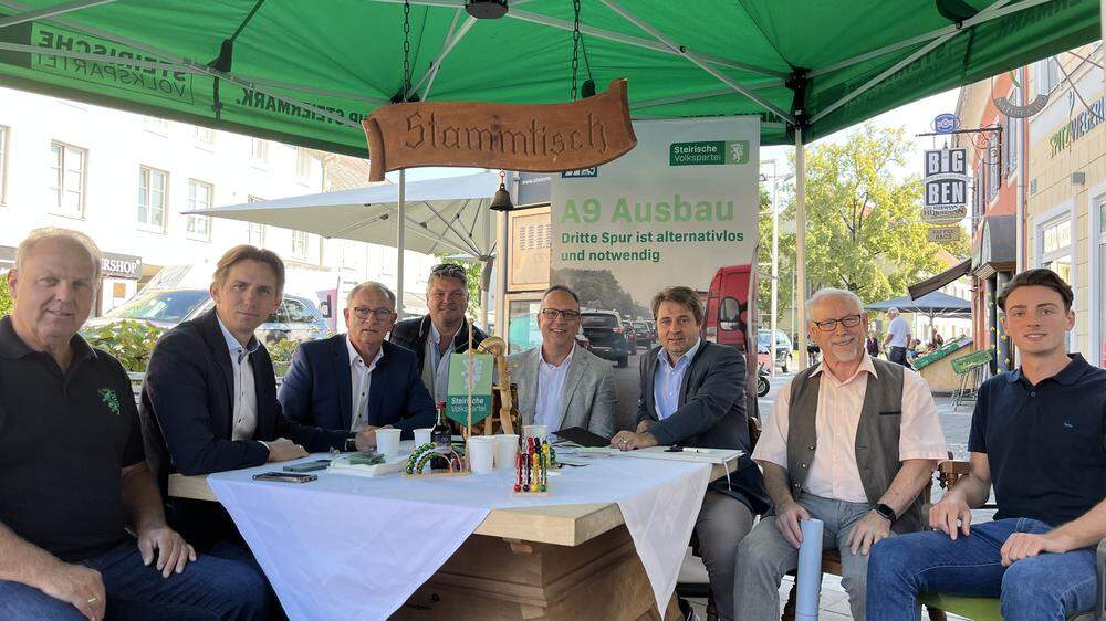 Beim mobilen Stammtisch der Volkspartei in Leibnitz wurde die Unterschriftenliste erstmals aufgelegt