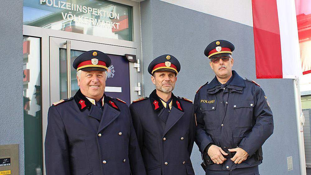 Inspektionskommandant Karl Slamanig (links) mit Bezirkspolizeikommandanten Klaus Innerwinkler und Robert Holmes von der AGM-Dienststelle	