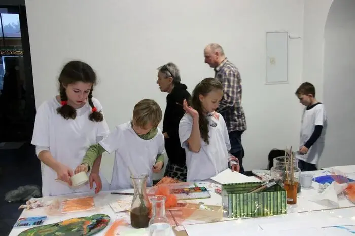 Giegerl wird bereits seit Jahrzehnten immer wieder von Kindern und Jugendlichen, ja ganzen Schulklassen in seinem Köflacher Atelier aufgesucht. eten.