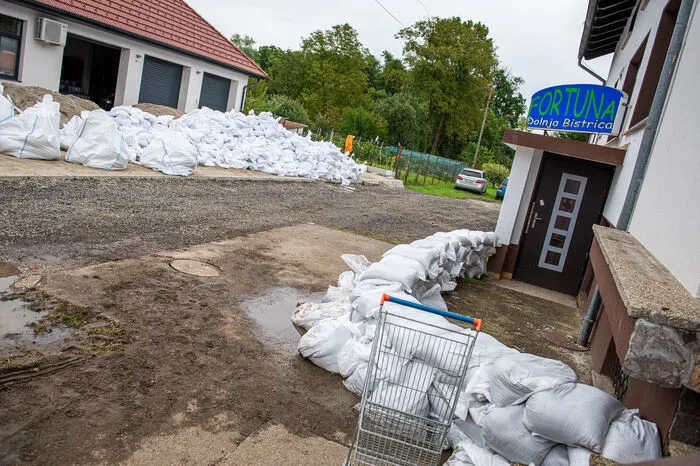 Weite Teile des Dorfes Dolnja Bistrica mussten mit Sandsäcken geschützt werden. 