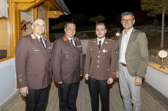 Bei der Jahreshauptversammlung der Freiwilligen Feuerwehr Petersdorf II stand auch die Neuwahl des Kommandos für die nächsten fünf Jahre auf der Tagesordnung. Gottfried Hofer jun. wurde zum Kommandanten gewählt. Zu seinem Stellvertreter wurde Manuel Reinhart gekürt. Gottfried Hofer senior stellte sich nach 26 Jahren als Kommandantstellvertreter nicht mehr der Wahl. Er wurde für seinen unermüdlichen Einsatz geehrt.