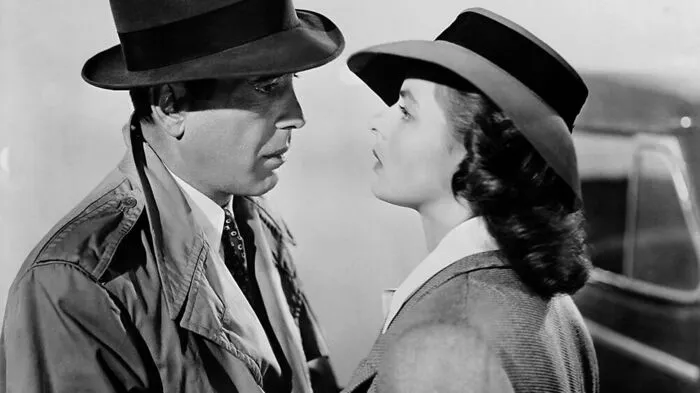 Humphrey Bogart in „Casablanca“ (1942).Keiner trug Trench so cool wie Rick Blaine: Mit der unvergesslichen Abschlussszene, als Rick seine Ilsa mit den Worten „Uns bleibt immer Paris“ dazu drängt, mit Victor László zu gehen, wurde er nicht nur zum tragischen Helden, sondern zur Stilikone.