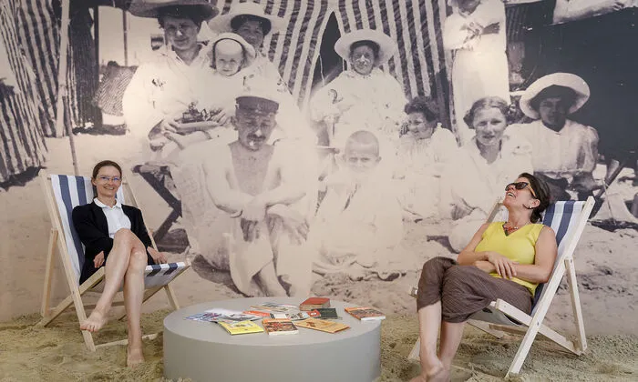 Astrid Aschacher (Kuratorin) und Daniela Brasil (Gestalterin)