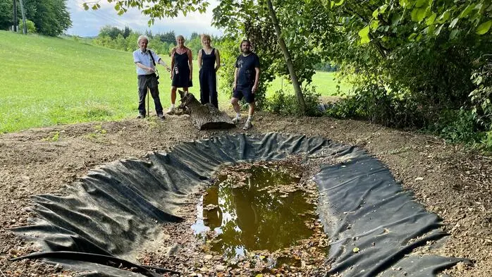 Johannes Gepp (Naturschutzbund), Elisabeth Fiedler (Institut für Kunst im öffentlichen Raum Steiermark), Julia Aldrian (Studio Karl Karner), Karl Karner (Künstler, u. a. „Hochsommer-Festival“) beim Tümpelprojekt bei Pichla