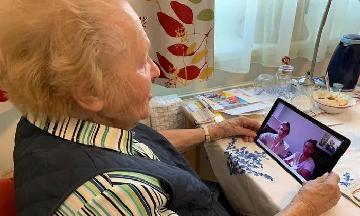 Bewohnerin Sieglinde Malle  bei ihrem ersten Videotelefonat mit ihren Enkerln Thomas und Johannes