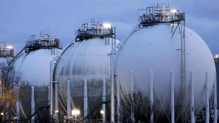 Gasspeicher mit ihrer typischen runden Form | Gestörte Handelswege halten den Gaspreis hoch