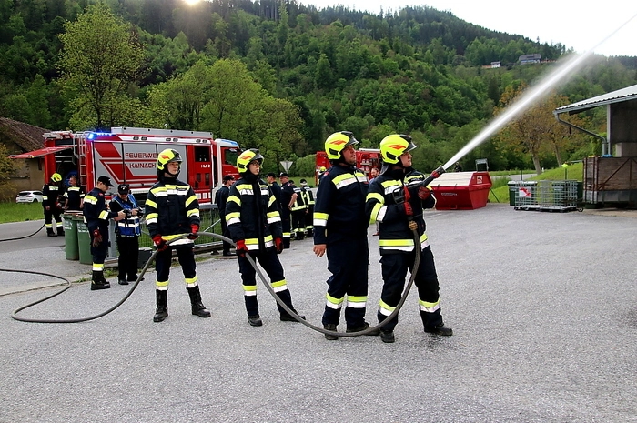 Angenommen wurde ein Brand im Abfallsammelzentrum, wo auch gefährliche Stoffe lagerten und zwei Personen aus den verrauchten Gebäuden gerettet werden mussten, ein durch Funkenflug verursachter Brand im angrenzenden Wald ...