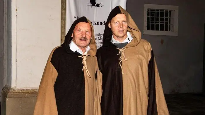 Alljährlich im November präsentieren die Apfelmänner von Puch in einer feierlichen Zeremonie den Apfelschnaps "Abakus", vom dem streng limitiert 1444 Flaschen gebrannt werden.