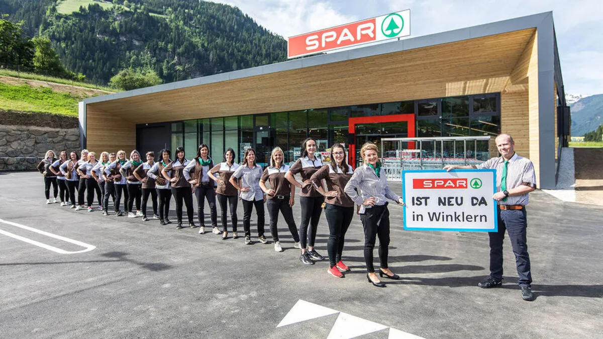 SPAR-Kaufmann Dirk Holzmann mit seine Team 