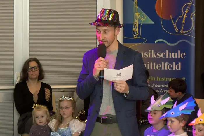 Direktor Klaus Mühlthaler freute sich über den Publikumsandrang: Eltern, Großeltern, Geschwister, Onkel, Tanten und Freunde waren der Einladung gefolgt.