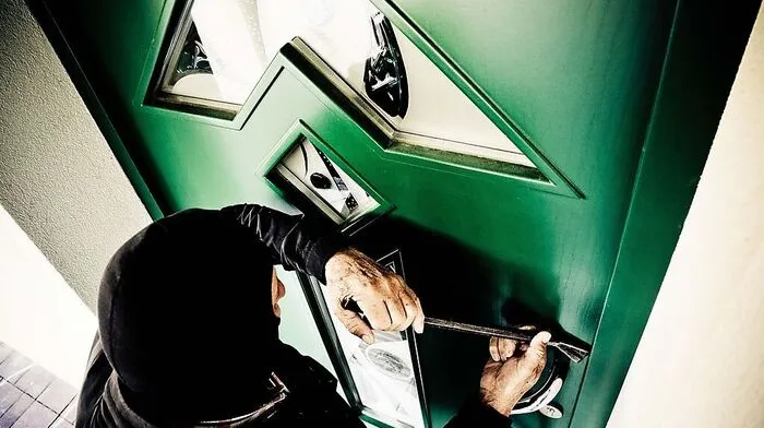 Für professionelle Einbrecher stellen einfache Schlösser bei Haustüren meist kein großes Hindernis dar