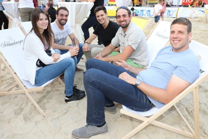 Strandfeeling im Stadtzentrum: Alina Berger, Thomas Peinhopf, Bernd Möhrer, Georg Peinhopf und Mischa Binder machten es sich in Liegestühlen bequem.