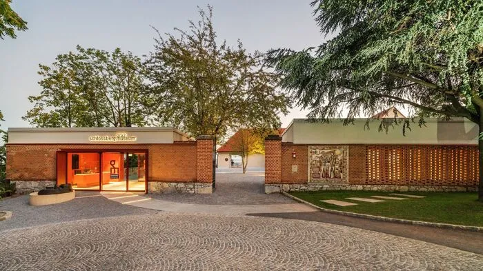 Die Gestaltung des neuen Grazer Schloßbergmuseums durch studio WG3 wurde mit dem steirischen Architekturpreis 2021 ausgezeichnet. Eröffnet wurde das Museum im September 2020. "Der behutsame, ressourcenbewusste und gleichzeitig erneuernde Umgang mit dem historischen Bestand lässt den Eigensinn des Ortes bestehen", heißt es in der Jurybegründung.