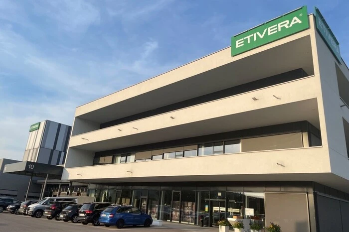 In der Firmenzentrale von Etivera in St. Margarethen an der Raab wurde der Preis an die jungen Grafikerinnen und Grafiker vergeben.
