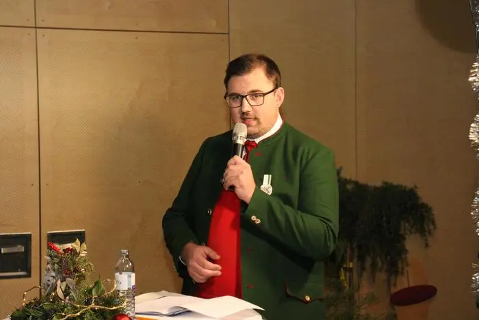 Obmann Mario Oswald begrüßte das Publikum und stellte die neue Kapellmeisterin Bernadette Planner vor.