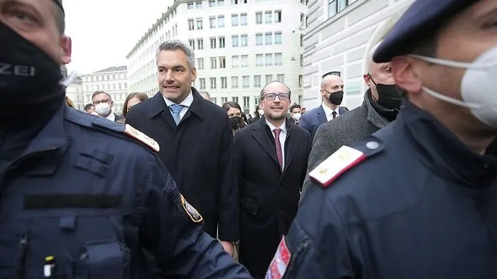 Von Polizisten mussten die Regierungsmitglieder auf dem Weg in die Hofburg von Demonstranten abgeschirmt werden, das gehört leider schon zum "guten" Ton