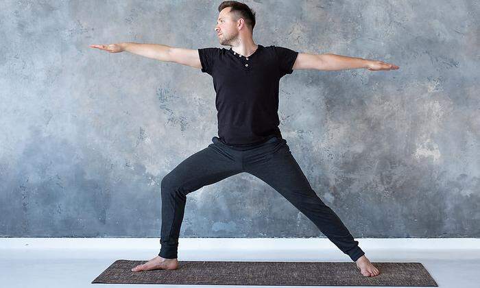 Diese Yoga-Übung verlangt nicht nur Kraft, sondern Balance und den Fokus auf die richtige Stellung der Knie 