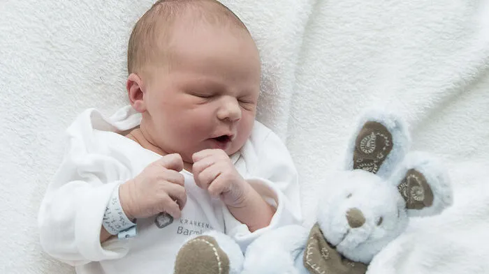 Am 12. Juli hat Elia Alexander um 0.42 Uhr Sylvia Wohlfahrt und Alexander Plesser zu glücklichen und stolzen Eltern gemacht. Mit einem Startgewicht von 3430 Gramm und einer Größe von 52 Zentimetern kam der Bub in St. Veit zur Welt. Seine Wiege steht in Mittertrixen.