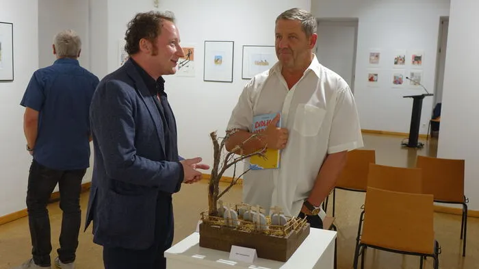 Seit seiner Schulzeit zeichnet der Steirer Oliver Ottitsch (links). Er ist vor allem für seinen schwarzen Humor bekannt. Inzwischen publiziert er seine Cartoons in renommierten Magazinen wie dem Stern oder Satiremagazinen wie Titanic oder Nebelspalter.