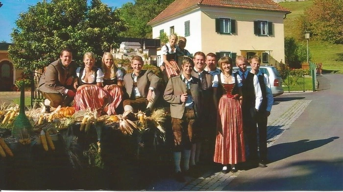 Ihre Tracht präsentieren die Mädchen und Burschen unter anderem bei Volkstanzauftritten, bei der Backhendlrundfahrt, beim Wiesenmarktumzug und mehr.