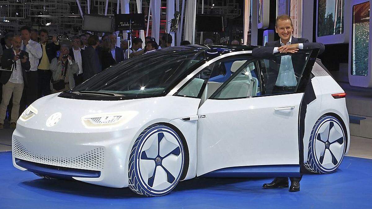 VW-Chef Herbert Diess mit dem E-Auto I.D. 