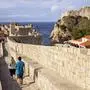 Besucher auf den Stadtmauern in Dubrovnik, Kroatien am 27. August 2018. Urlaubsziel Dubrovnik *** Visitors on the city walls in Dubrovnik Croatia on August 27, 2018. Holiday destination Dubrovnik  