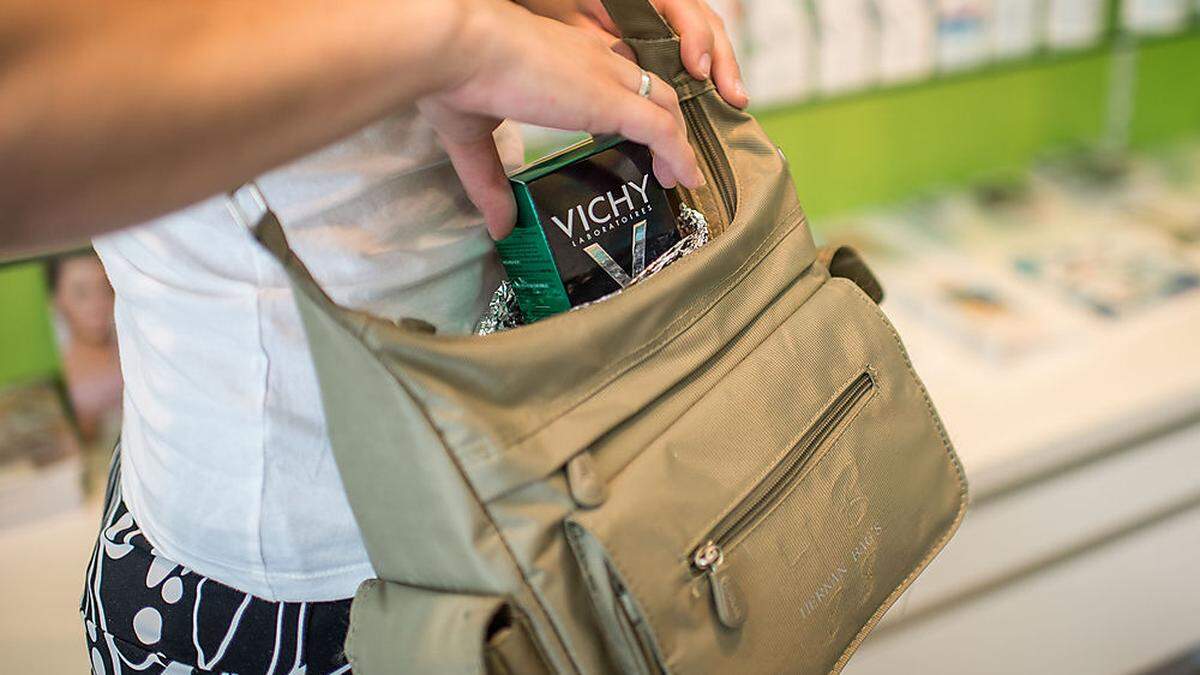 Während ihre Komplizin die Verkäuferin ablenkte, packte die zweite Frau Parfums in die Tasche (Symbolfoto)