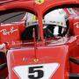 Sebastian Vettel im Ferrari mit der Aufschrift &quot;nei nostri cuori&quot;