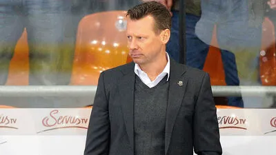 Als 40-jähriger Verteidiger verhalf Mike Pellegrims den KAC zum Meistertitel 2009 (links). Seit 2010 steht der Belgier bei Grizzly Wolfsburg als Co-Trainer hinter der Bande