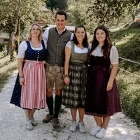 Thomas aus dem Bezirk Völkermarkt mit seinen drei Hofdamen