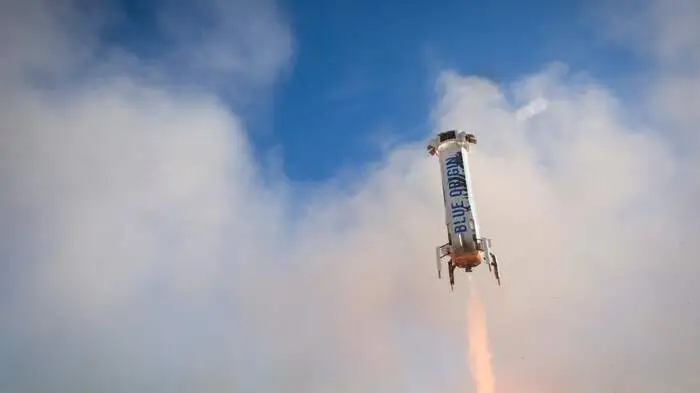 Eine Rakete von Blue Origin bei der Landung. Blue Origin ist ein privates Raumfahrtunternehmen im Besitz des Amazon-Gründers Jeff Bezos. Bisher wurden nur suborbitale Flüge durchgeführt, doch die dabei gewonnenen Erkenntnisse sollen zukünftig für die Entwicklung orbitaler Raumfahrtsysteme genutzt werden.